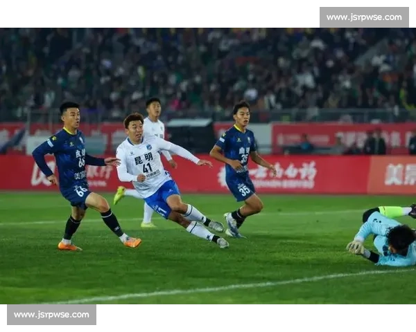 激烈对决再度上演 足球赛事精彩纷呈 球队厮杀剑拔弩张 各大豪强逐鹿绿茵场 激烈对决再度上演 足球赛事精彩纷呈 球队厮杀剑拔弩张 各大豪强逐鹿绿茵场